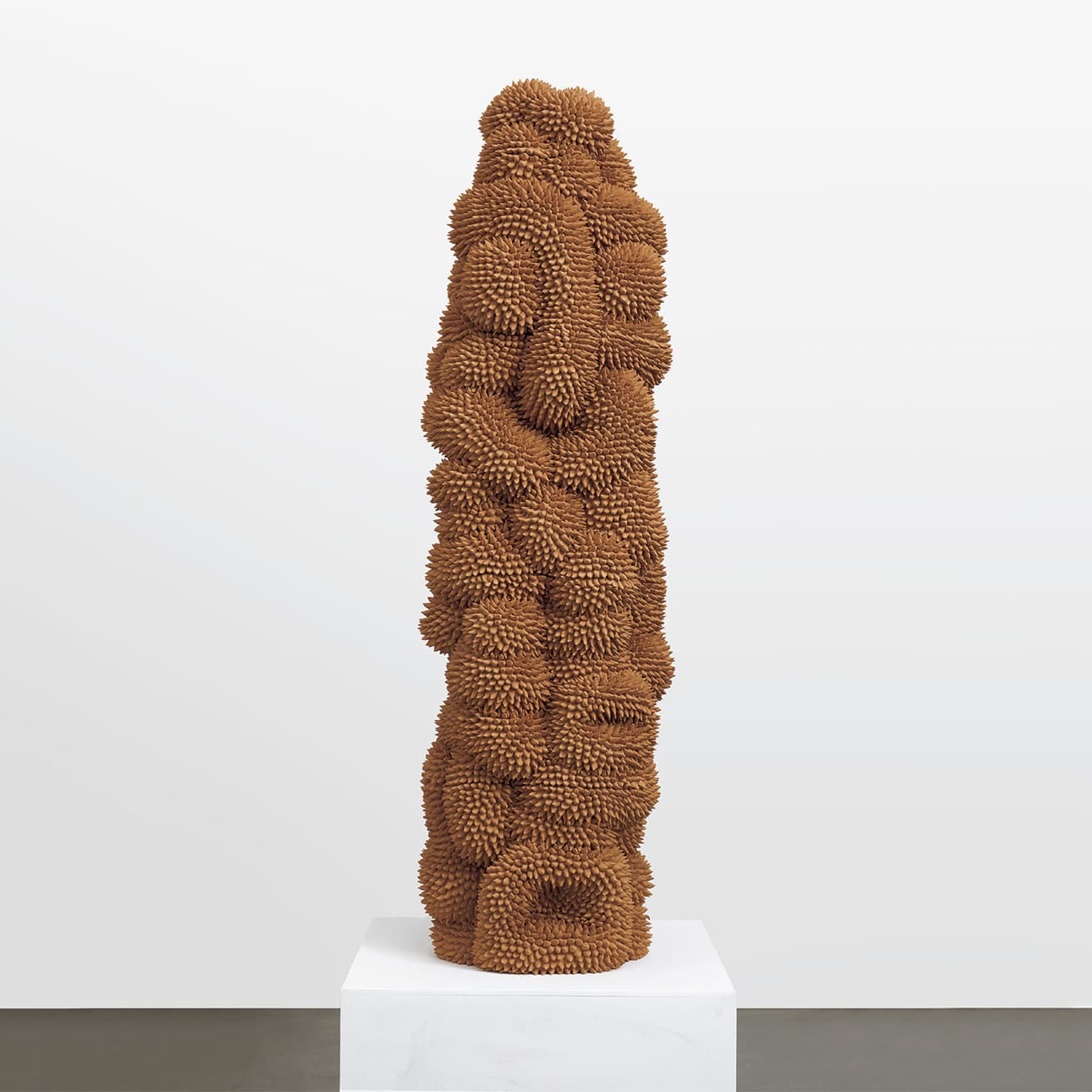 ANDRÉS ANZA / I only know what I have seen　メキシコのアーティスト、アンドレス・アンサによる等身大のセラミック彫刻。何千個ものスパイク状の突起を組み合わせた5つのパーツで構成。「建築的」「まるで人間のよう」と、有機的で圧倒的な存在感が高評価を得る。