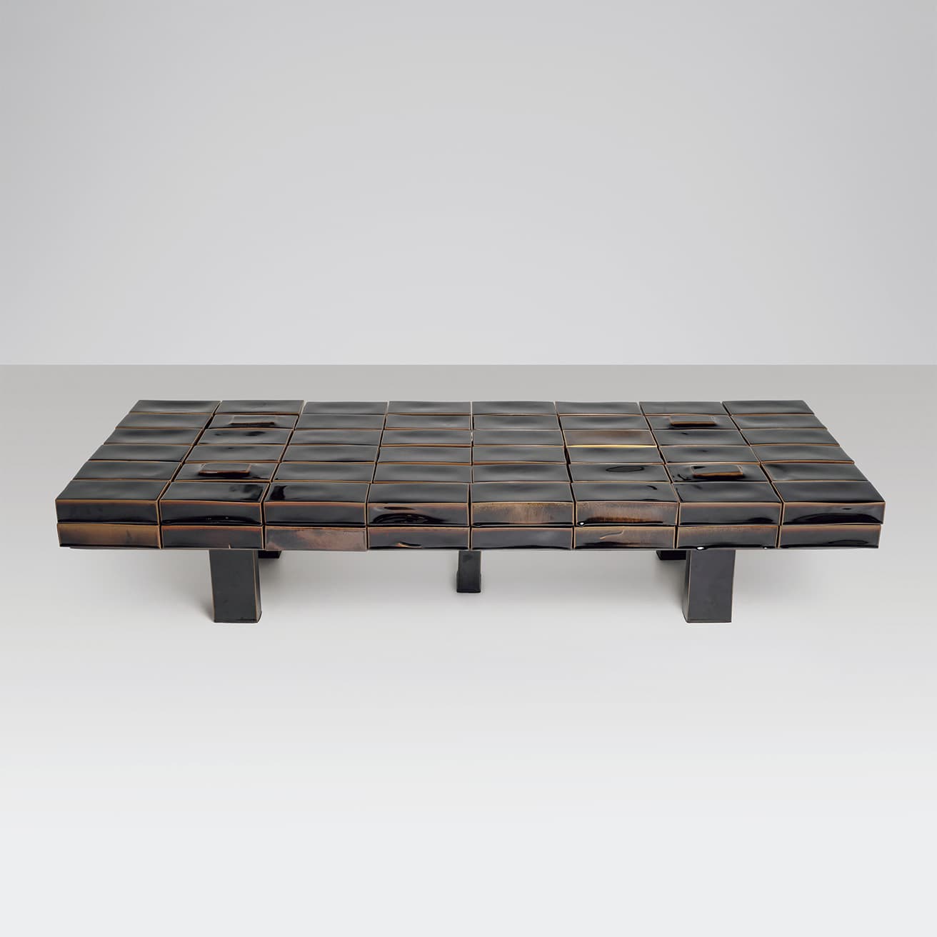 EMMANUEL BOOS / Coffee table ‘Comme un lego’　フランスの陶磁器アーティスト、エマニュエル・ブースによる98個の中空磁器レンガを組み合わせたコーヒーテーブル。磁器レンガを個別に動かせる構造が、機能性ともろさを微妙なバランスで実現した遊び心あふれる作品。