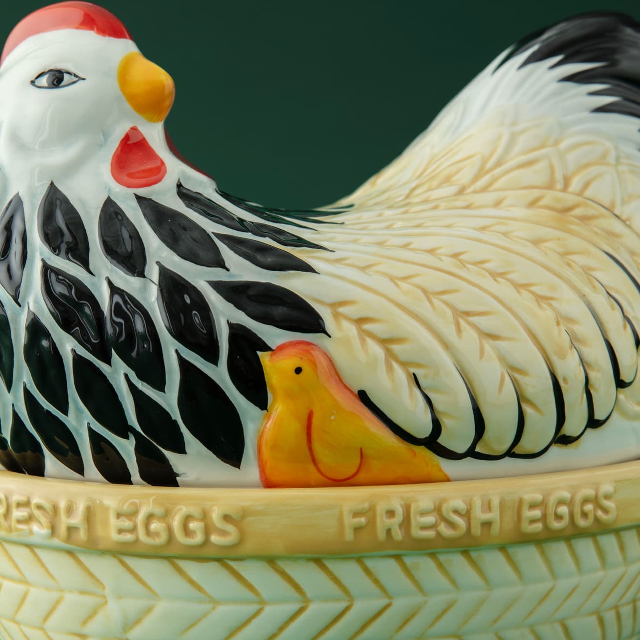 《マザーヘンネスト》の脇にはつぶらな瞳のひよこが描かれている。