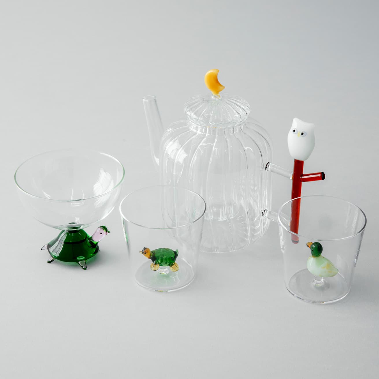 動物たちが集まって会話をしているような、アレッサンドラ・バルデレスキによるガラス器シリーズ。アートピースにもなりそうな、緻密な作り。