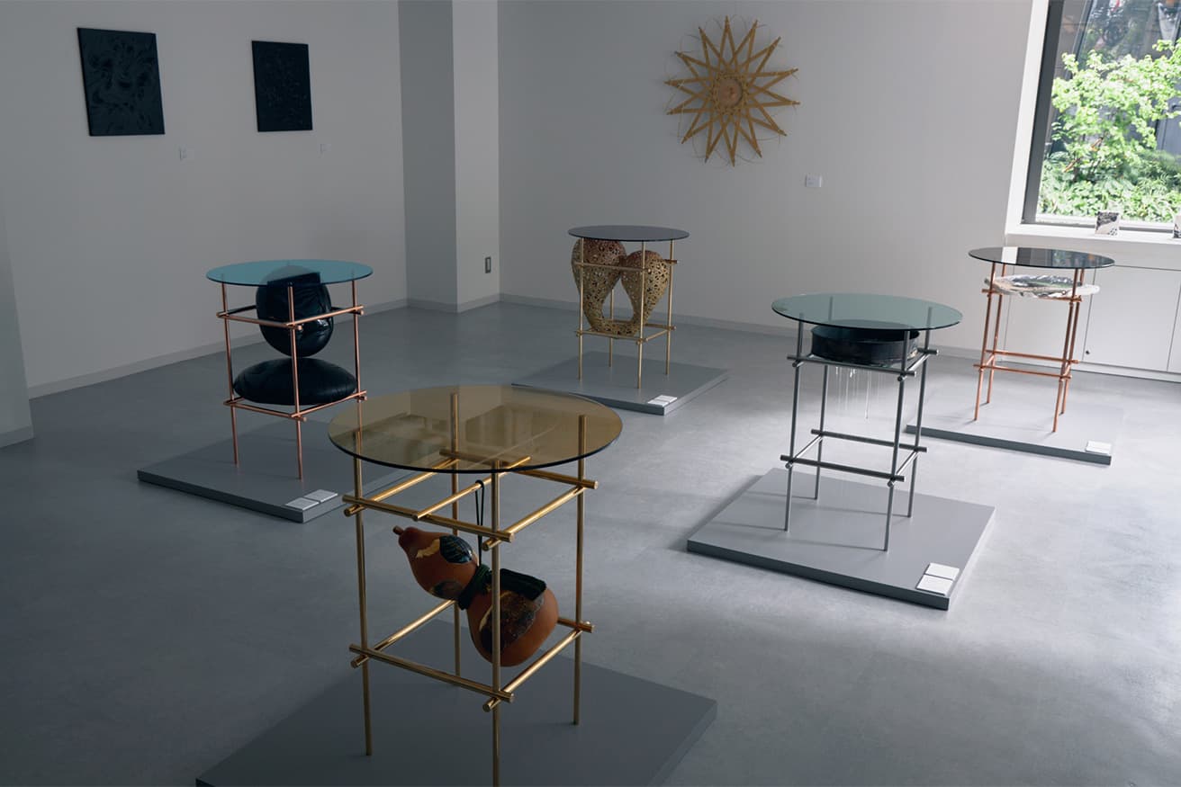 〈KOGEI Art Gallery 銀座の金沢〉での展示の様子。参加作家はガラス作家の富永一真さん、竹工芸作家の成山悟司さん、陶芸家の今西泰赳さん、漆芸家の筧智景さん、野口健さん。家具デザインは原嶋亮輔さん。 photo_Taro Oota
