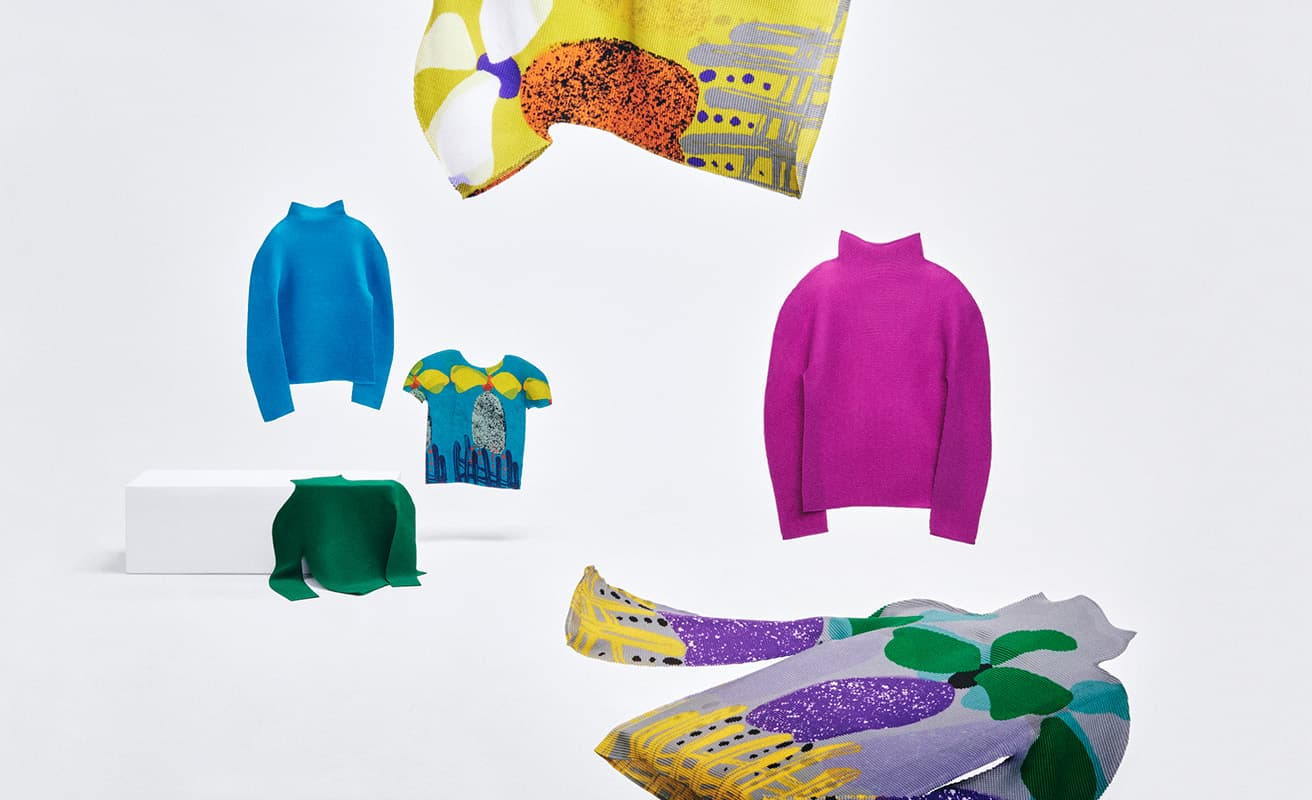 驚くほど軽量で、畳めばコンパクトになる 〈me ISSEY MIYAKE〉。秋を感じるセルリアンブルー、ビリジアングリーン、ローズピンクは9月1日発売の2024‒25AWより。《STRECH PLEATS 4》ハイネック各26,400円。 花をモチーフにし《FLOWERPOT》は、Uネック各30,800円、ハイネック34,100円。