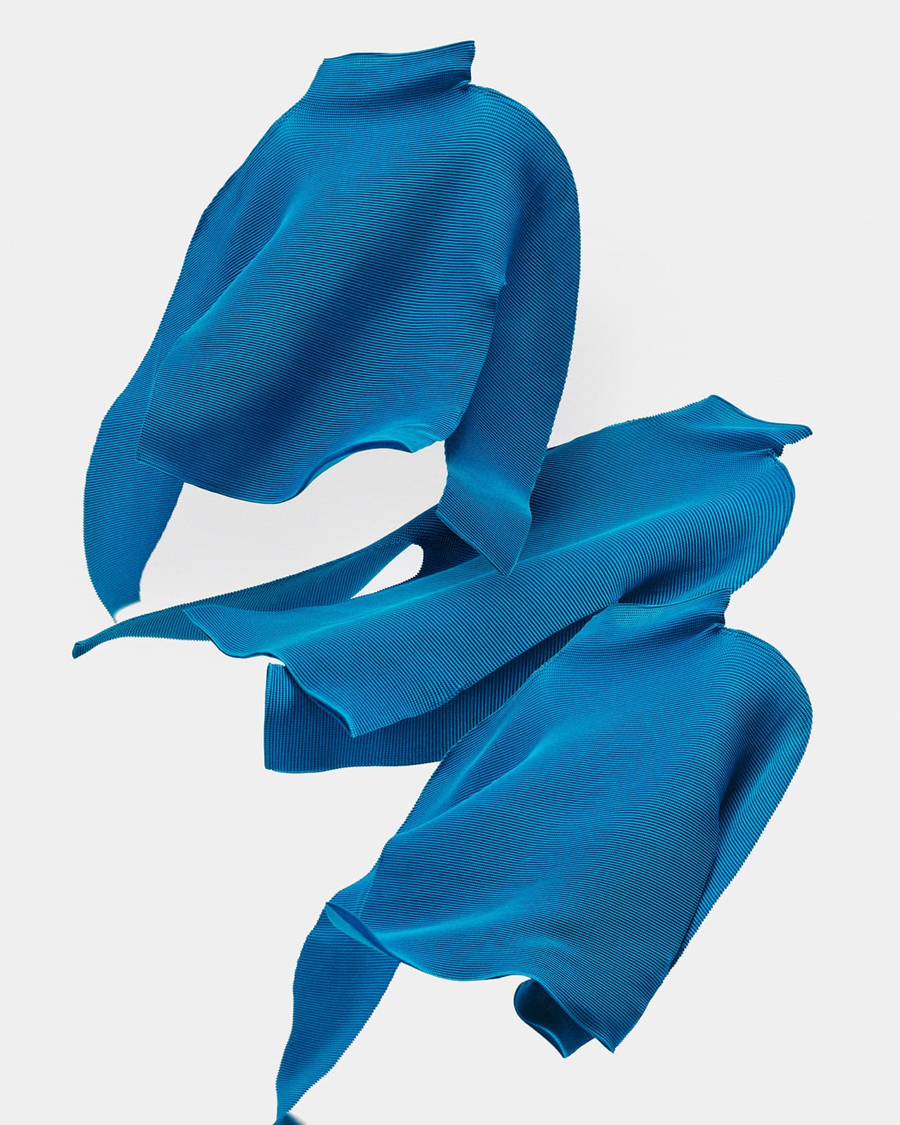 ふわり。まるで空気を着ているように軽いのが、〈me ISSEY MIYAKE〉のアイコン的素材〝ストレッチプリーツ〟の特徴だ。非常に薄いリサイクルポリエステルを使っているため、体にストレスがかかりにくく重ね着をしても快適。気持ちも足取りも軽やかになる。