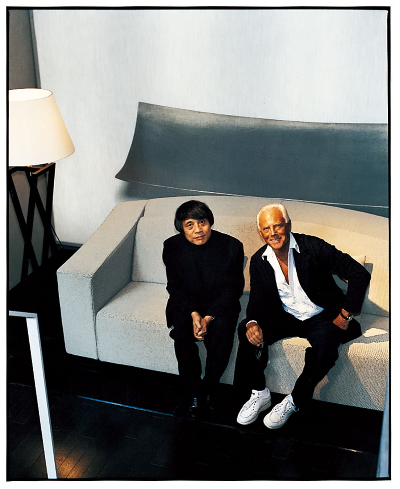 2005年安藤の設計した〈hhstyle.com/casa〉にて〈アルマーニ / カーザ〉のソファに座る二人。photo_Yoshiaki Tsutsui
