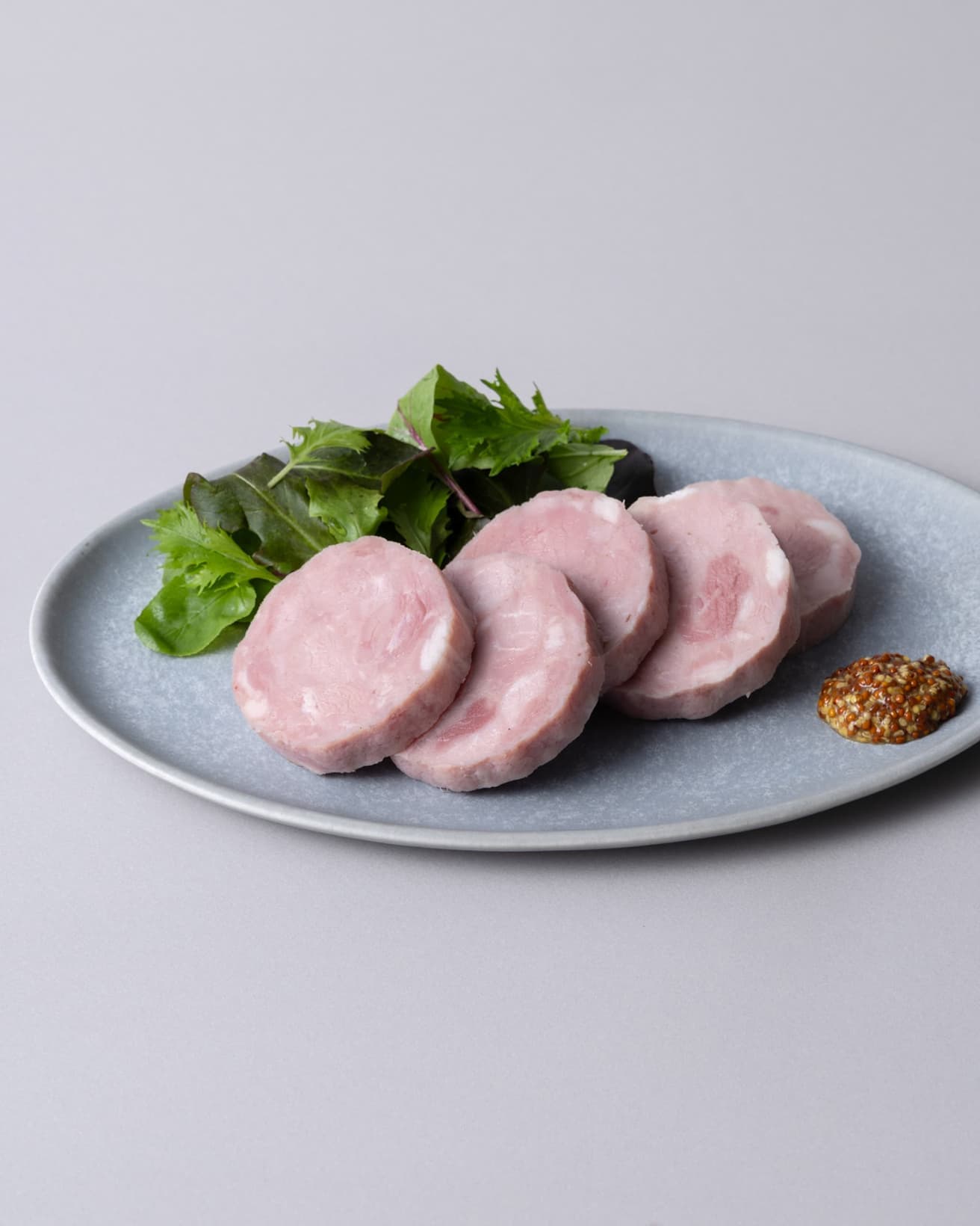 そのままでも、焼いても美味。お好みでマスタードをつけて召し上がれ。