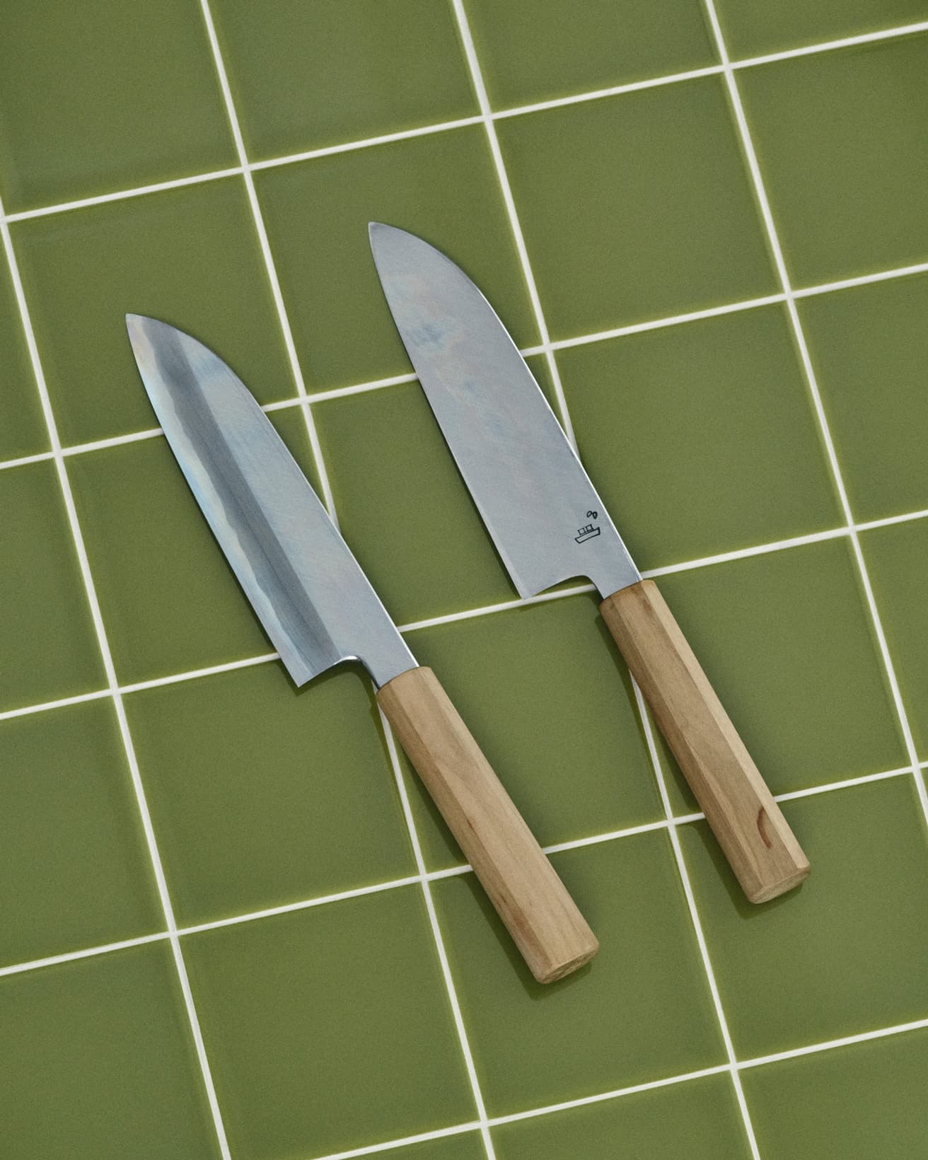 《人生包丁》50,380円。レザーケース、フェルトケース付き。全長310mm、刃渡り180mm。150g。刃=ハガネ、柄=サクラ。●釜浅商店 TEL 03 3841 9357