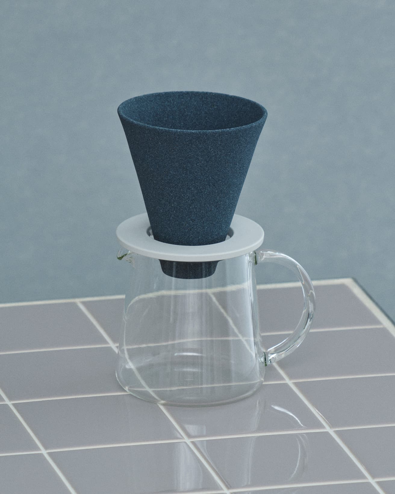 《セラミックコーヒーフィルター》6,930円。φ100×H110mm。115g。磁器製。φ100×H5mmのスタンド付き。●アッシュコンセプト TEL 03 3862 6017