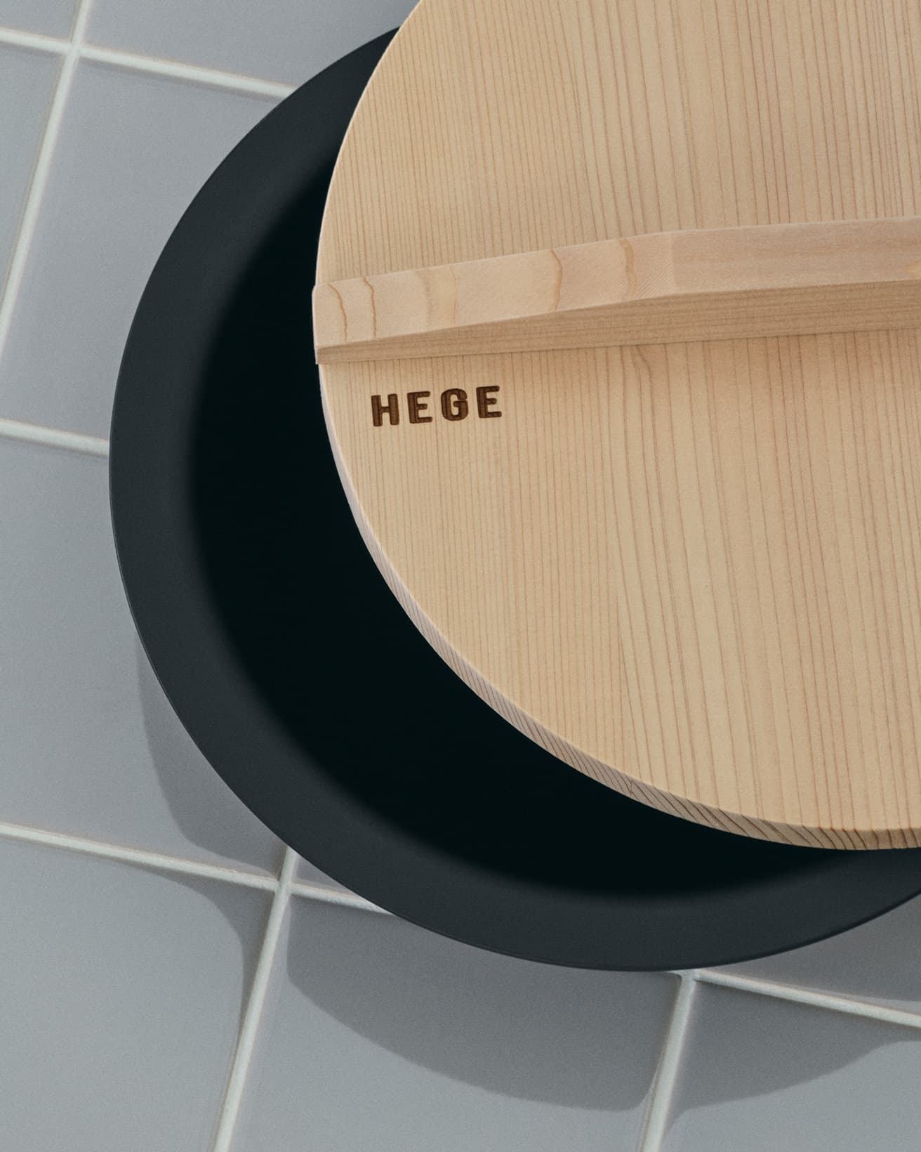 水気、湿気に強い国産のさわらを用いた木蓋。適切な重みで旨みを内部に閉じ込める。