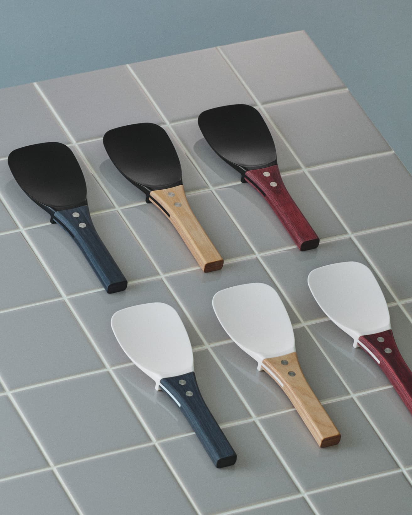 ヘラはホワイトとブラックの2色を用意。《しゃもじ》H200×W70×D17mm、各13,200円●プリンス工業  TEL 0256 33 0384