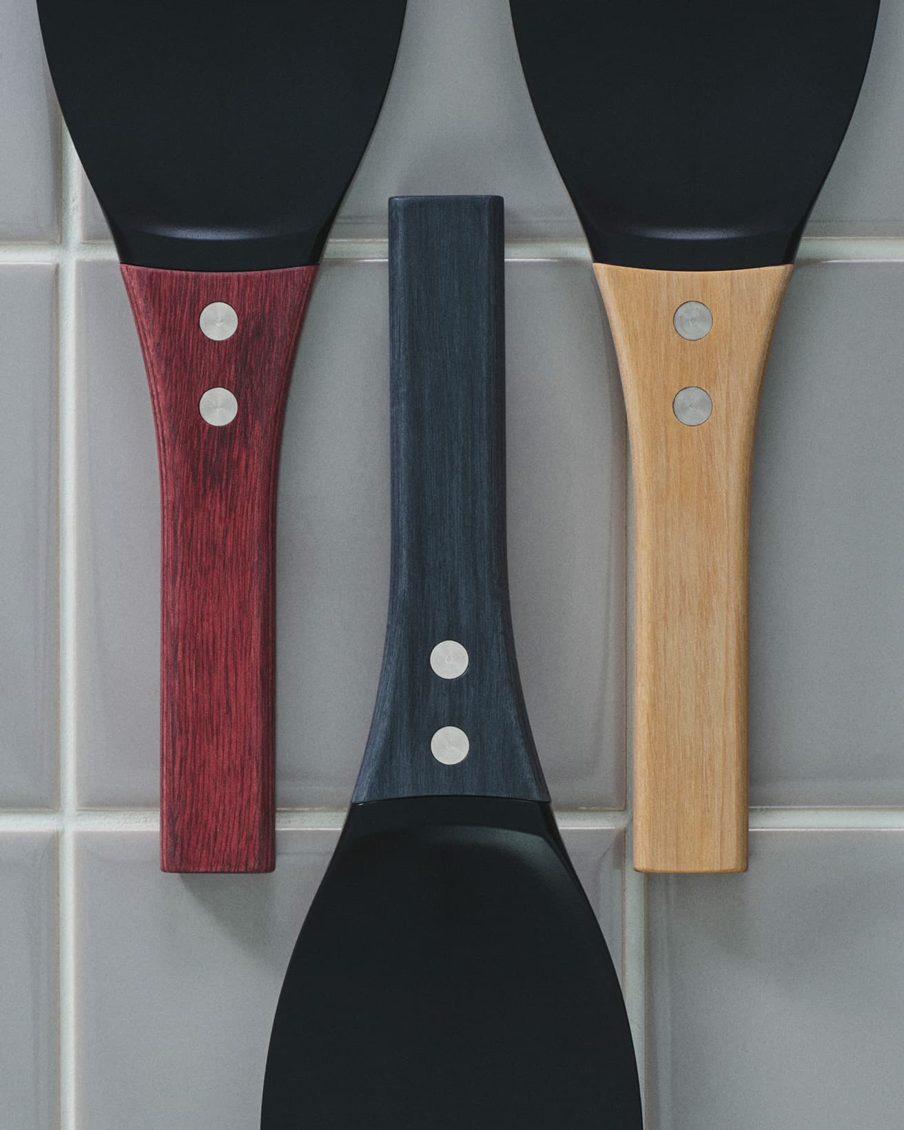 握りやすいコンパクトなハンドル。茶、黒、生成りの３つの組み合わせから選べる。