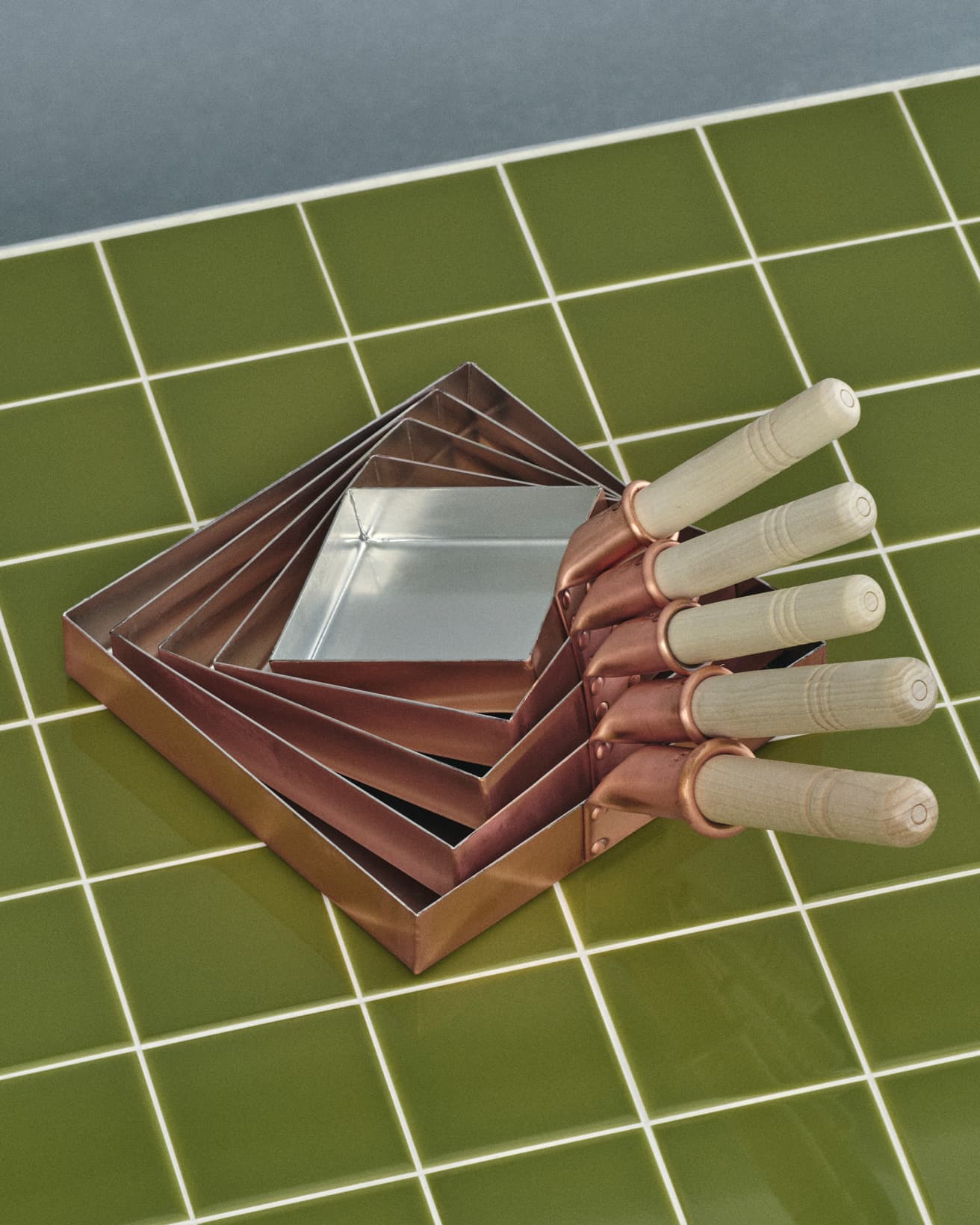 プロ御用達のメーカーだけに、かなり大きなサイズのものも。下2つ／210×210mm 12,500円、240×240mm 〜16,500円。※商品はすべてオープン価格で販売店により価格が異なる場合があります。　