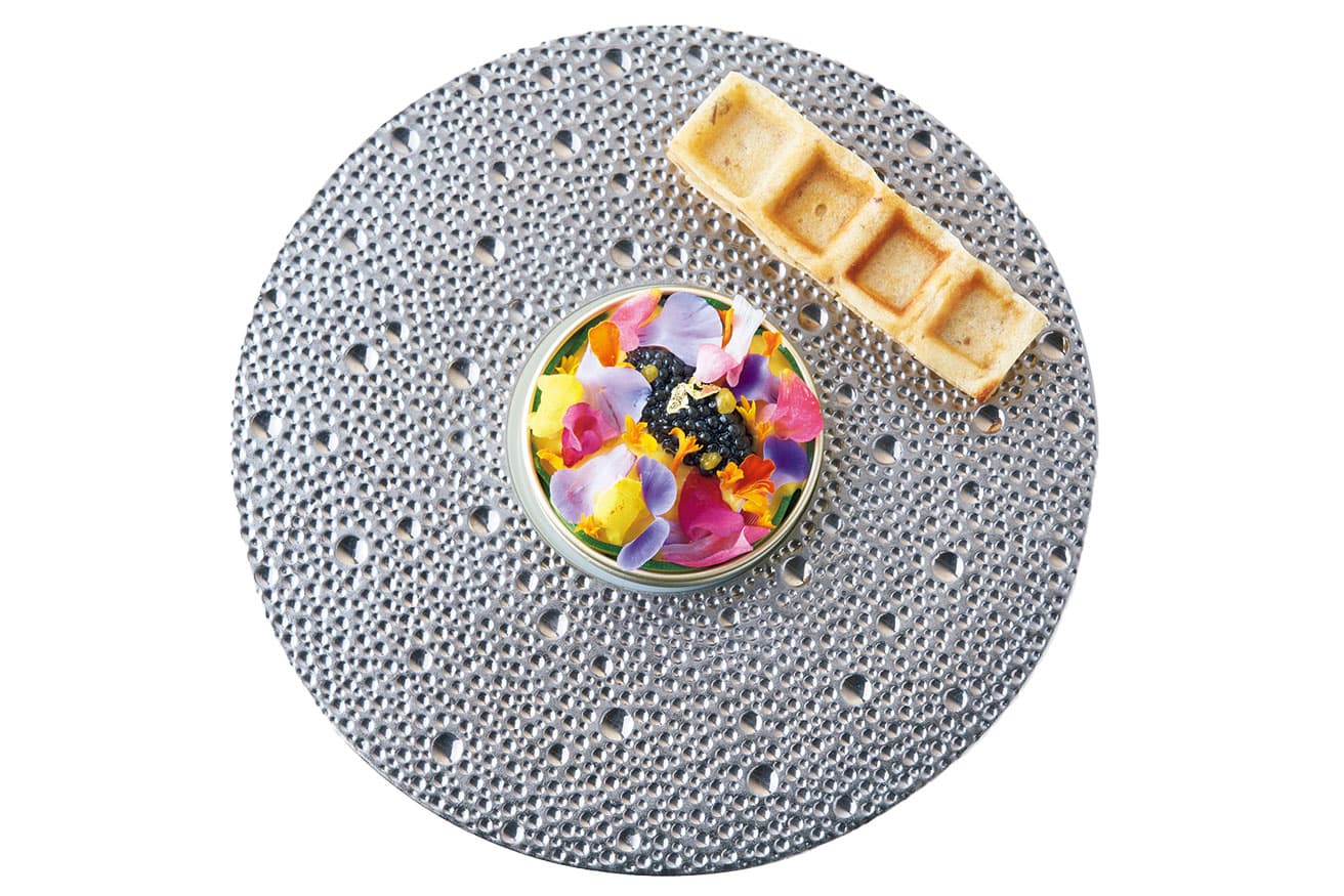 Ma spécialité　［レモン］南瓜／キャビア　エディブルフラワーとキャビアの下に南瓜のピュレや蟹が。