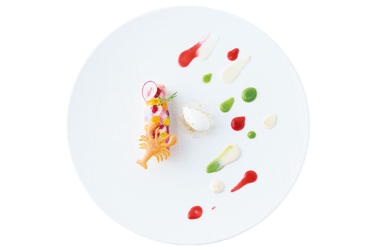 Les couleurs de l’amour ［パイナップル］蕪／オマール　パイナップルのコンポートを薄いゼリーにしてオマール海老を巻いた。