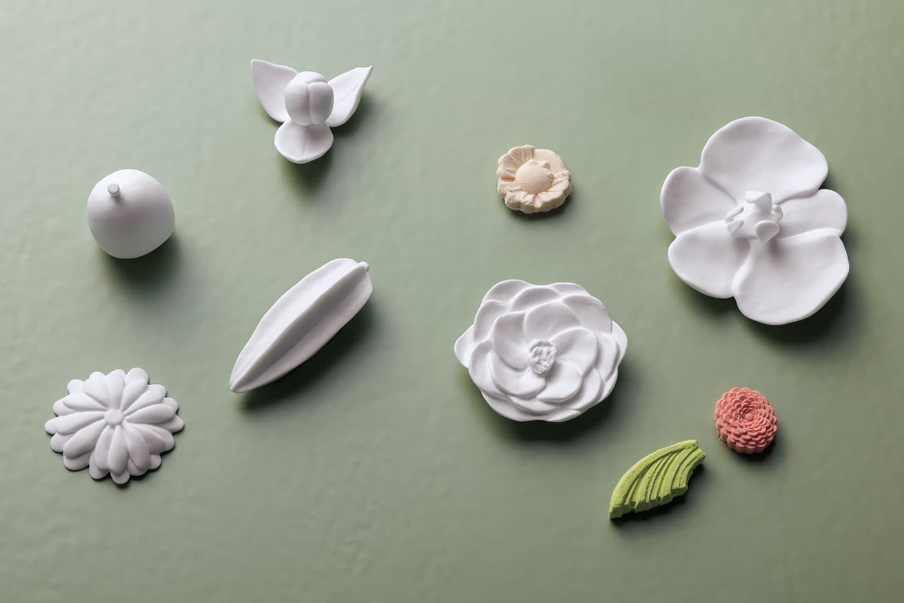 植物のオブジェ（右から）《Ran》《Tsubaki》《Yuri》各27,500円、《Hoshi》《Biwa》《Kiku》各18,700円。