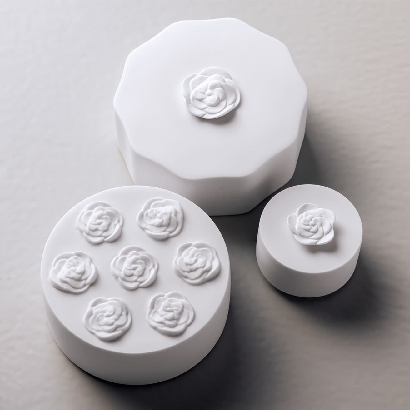 上／《Fuyu no Niwa》内側がゴールドは88,000円、白は48,400円。右／《Chiisana Niwa》46,200円。左／《Haru no Niwa》内側がゴールドは68,200円、白は30,800円。