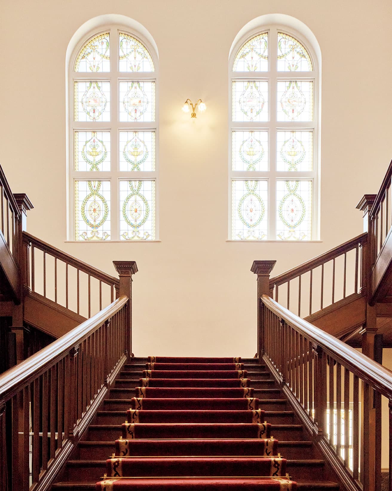 木製の大階段。寬仁親王の御成年披露の記念撮影もこの場所で行われた。