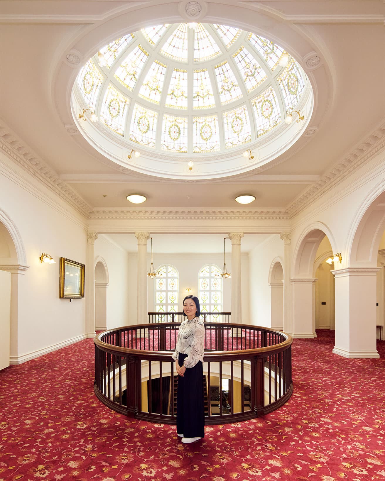 2階吹き抜けホールにて。ステンドグラスをはめたドーム天井が見事。吹き抜けが楕円状にくり抜かれていることも特徴。