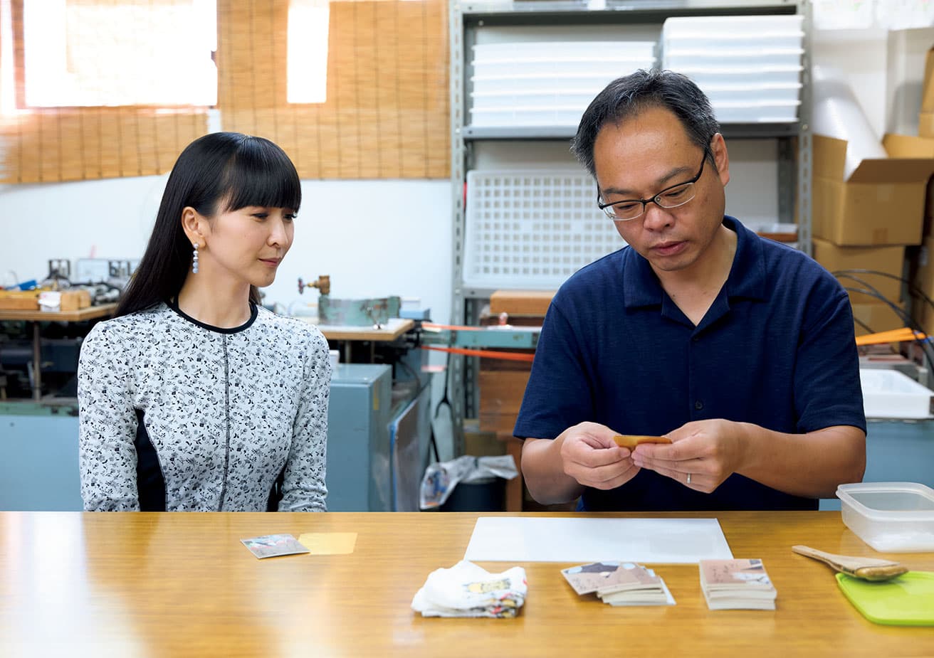 With Mr. Maeda Naoki, who says that “every component, from the gold-leaved washi down to the brush to apply the adhesive, is made in Kyoto.”