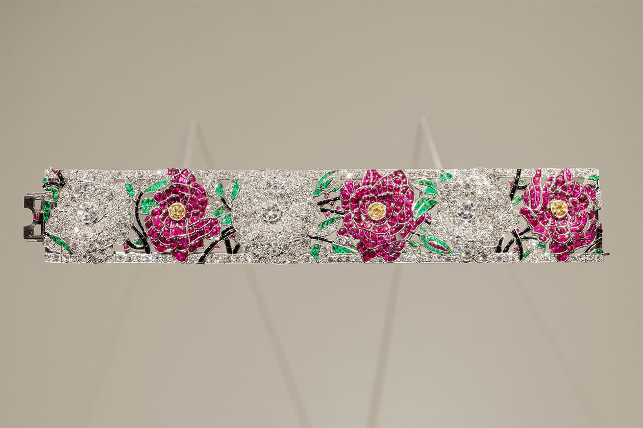 今回の展示のハイライト《絡み合う花々、赤と白のローズ ブレスレット》は、ちょうど100年前の1925年、パリで開催されたアール・デコ博覧会に出品されグランプリを受賞した。©Van Cleef &amp; Arpels