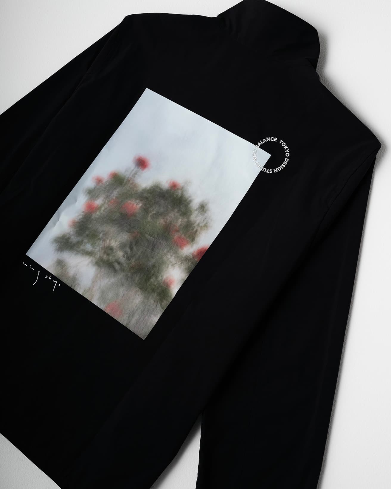 この秋、〈TOKYO DESIGN STUDIO New Balance〉が発信するコレクション《Uni-ssentials by TDS》から、ウィン・シャの写真を用いたカプセルコレクションが発売。フォーカスのぶれた写真は、ランニング時に身体のブレとともに視界がブレることを想起させるもの。