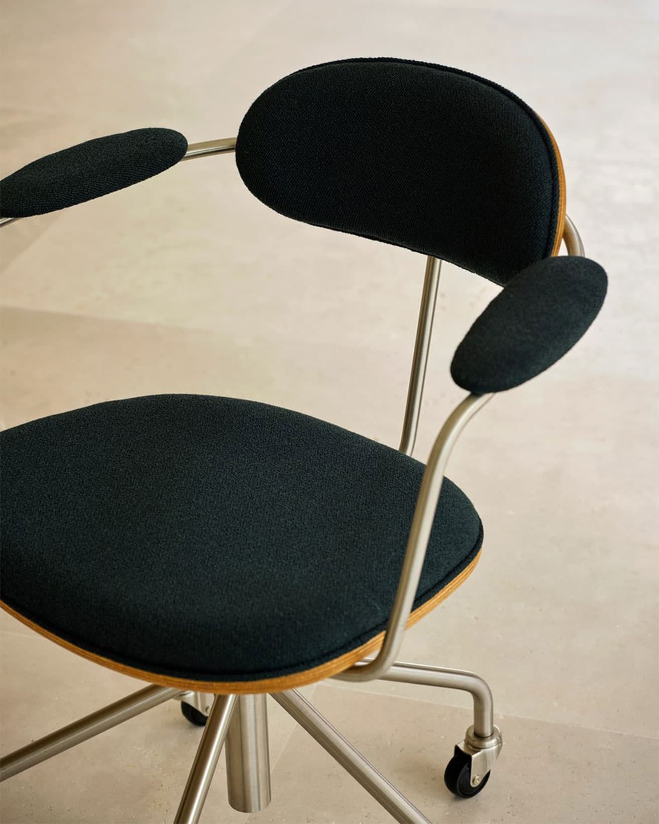 ステンレススチールフレームは艶消し仕上げ。