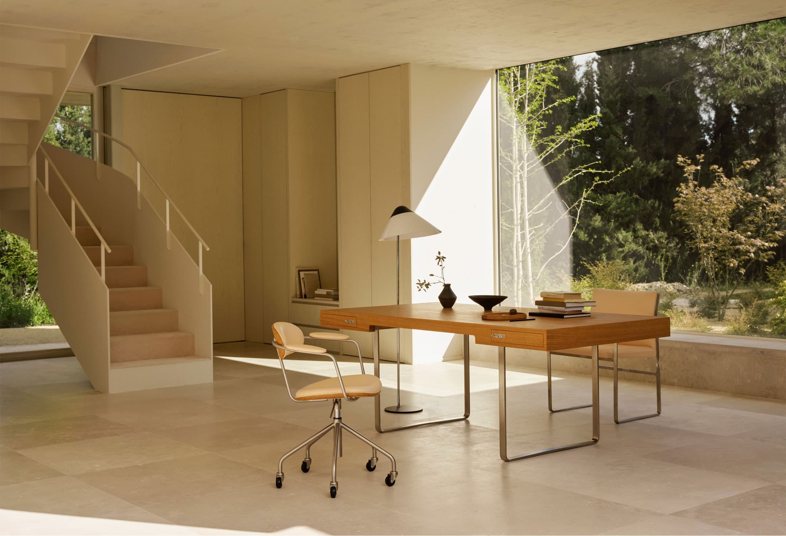 ウェグナーの幻の椅子、ついに復刻！ など〈カール・ハンセン＆サン〉の3つのトピックをお届け。