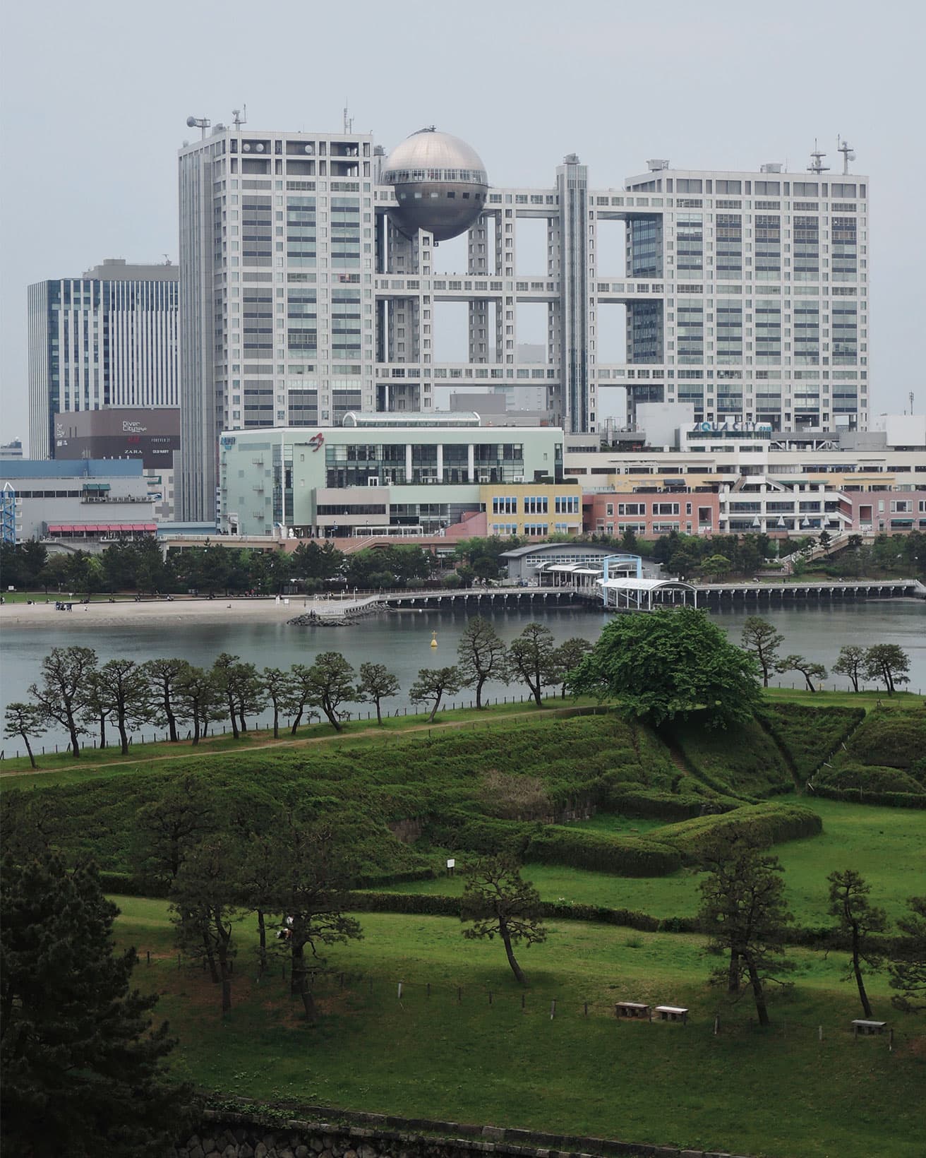 〈フジテレビ本社ビル〉丹下健三設計。1996年竣工。東京都港区。photo_Tatsuo Iso