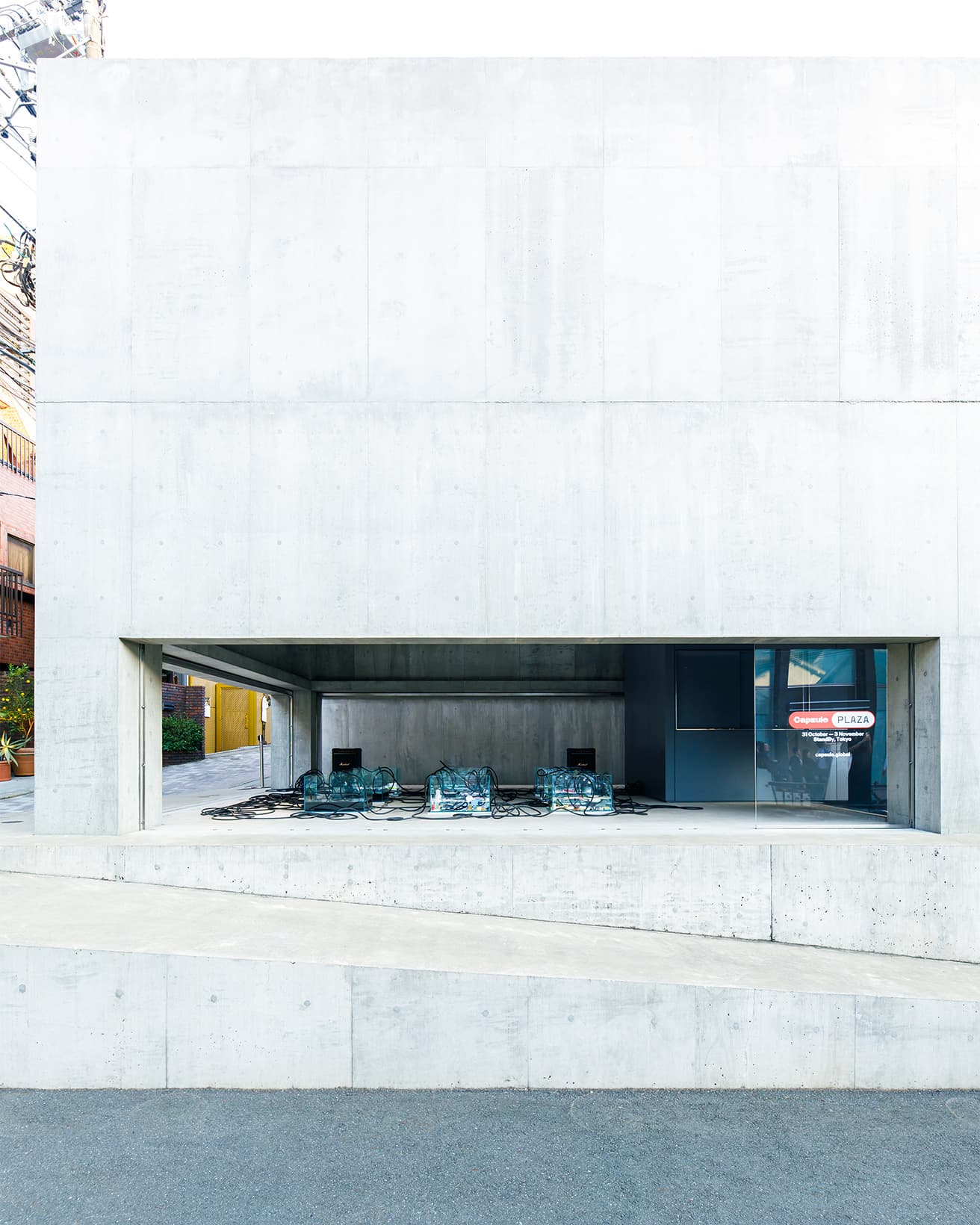 荒木信雄が設計した〈スタンドバイ〉を会場に、ハリー・ヌリエフのインスタレーションを展示する。