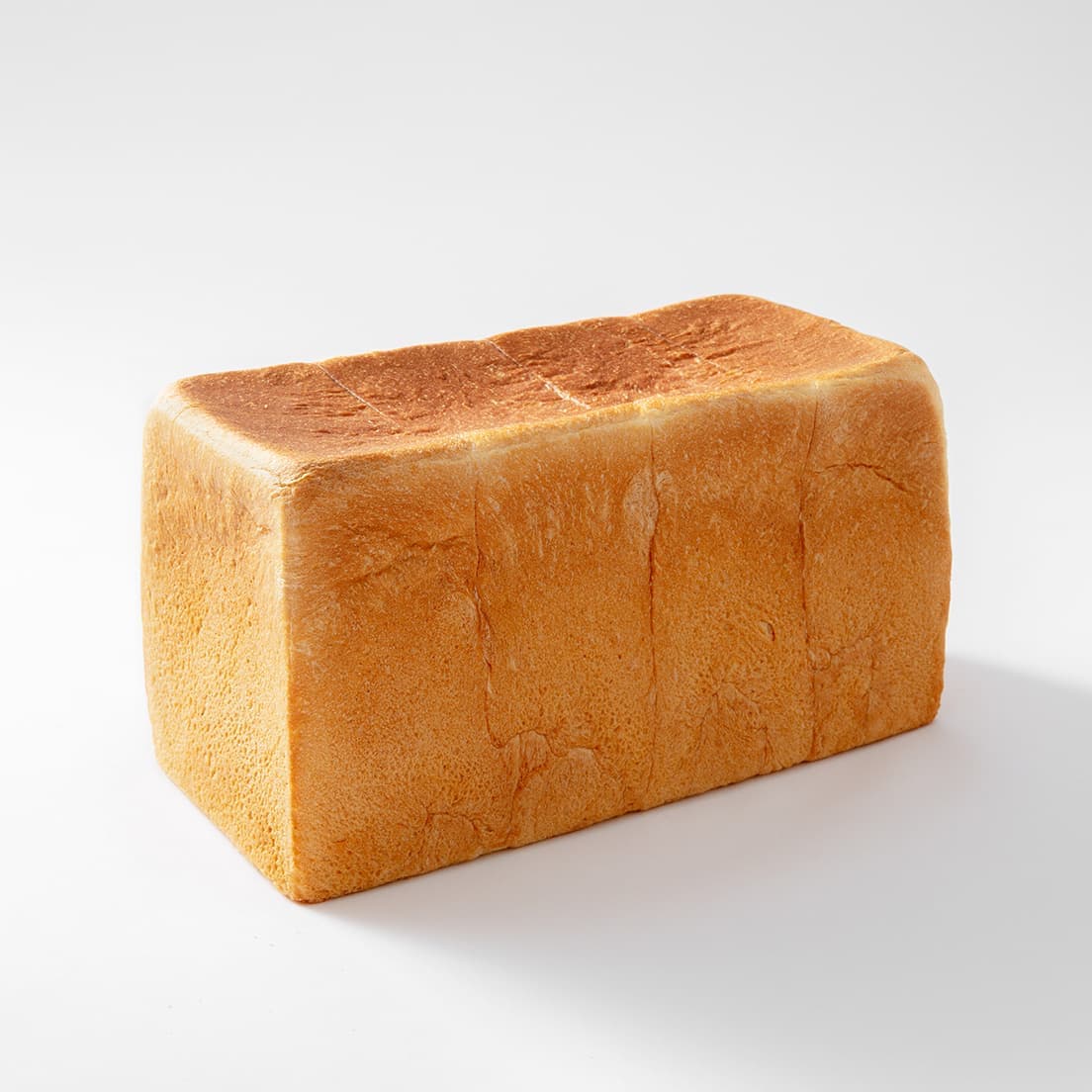 〈セントル ザ ベーカリー〉の《角食パン（1本）》972円（税込）。