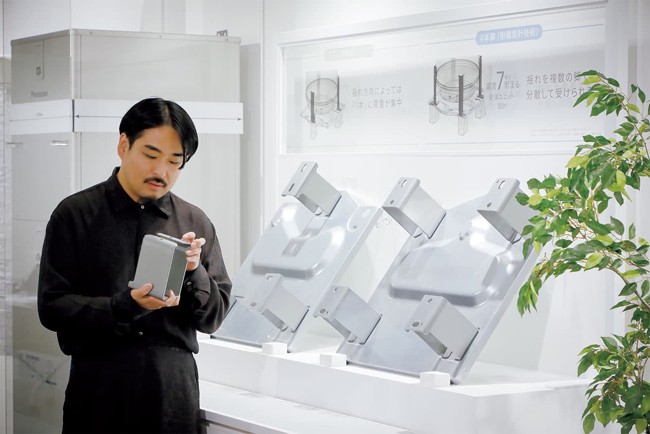 ［Point1：災害時の生活を守り抜く、耐震性と耐久性の高い脚。］東日本大震災をきっかけに耐震性を見直したという。貯湯タンクの脚部を3本から4本に変更することで揺れを分散し、強度を約1.3倍に。高耐食溶融メッキ鋼板を採用している。