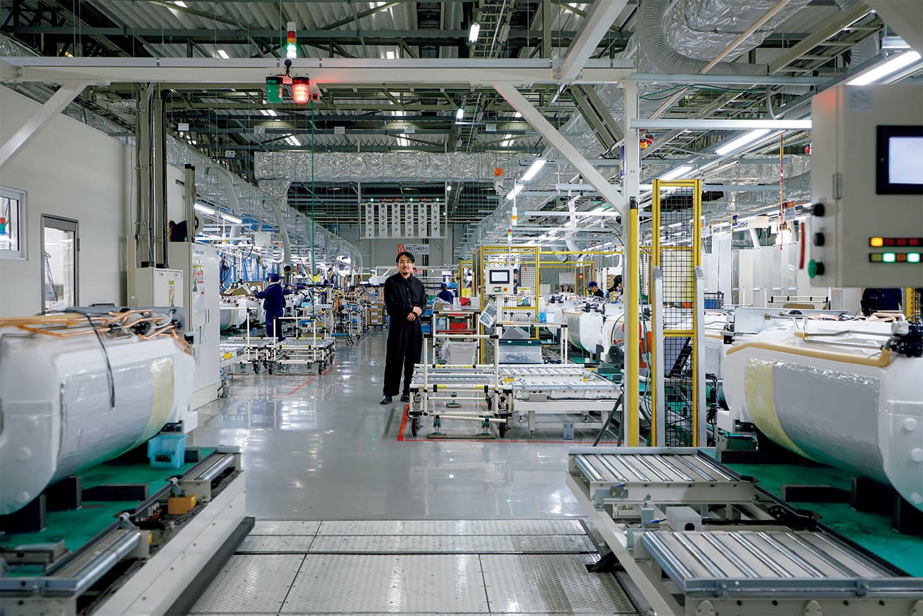 人の手で加工される細かなパーツ、機械による安定した作業を要するパーツなど、作業に応じたラインで精密に組み立てられている。