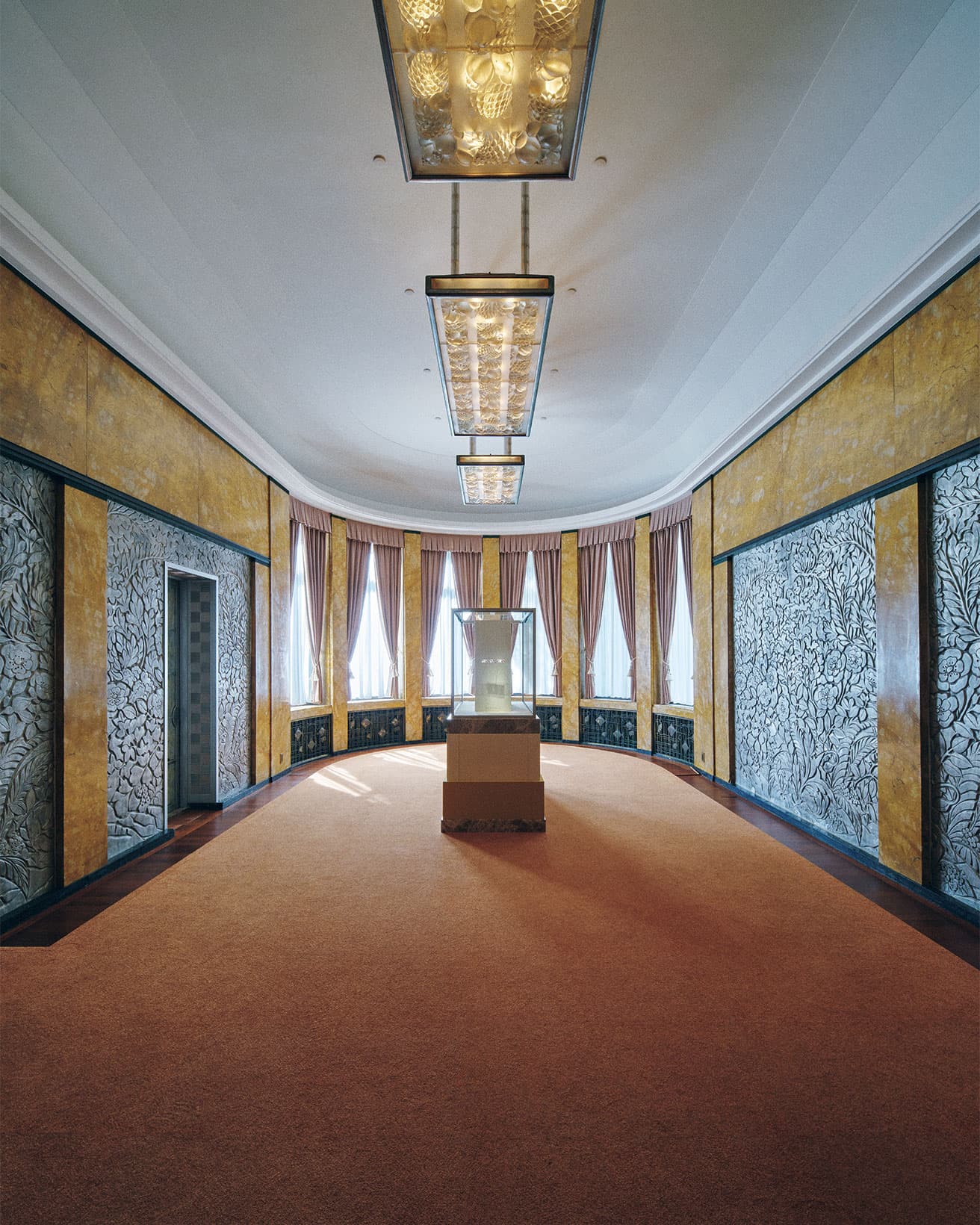 1階大食堂。天井にはルネ・ラリック作のシャンデリア「パイナップルとザクロ」。壁は彫刻家イヴァン＝レオン＝アレクサンドル・ブランショがデザインしたレリーフ。