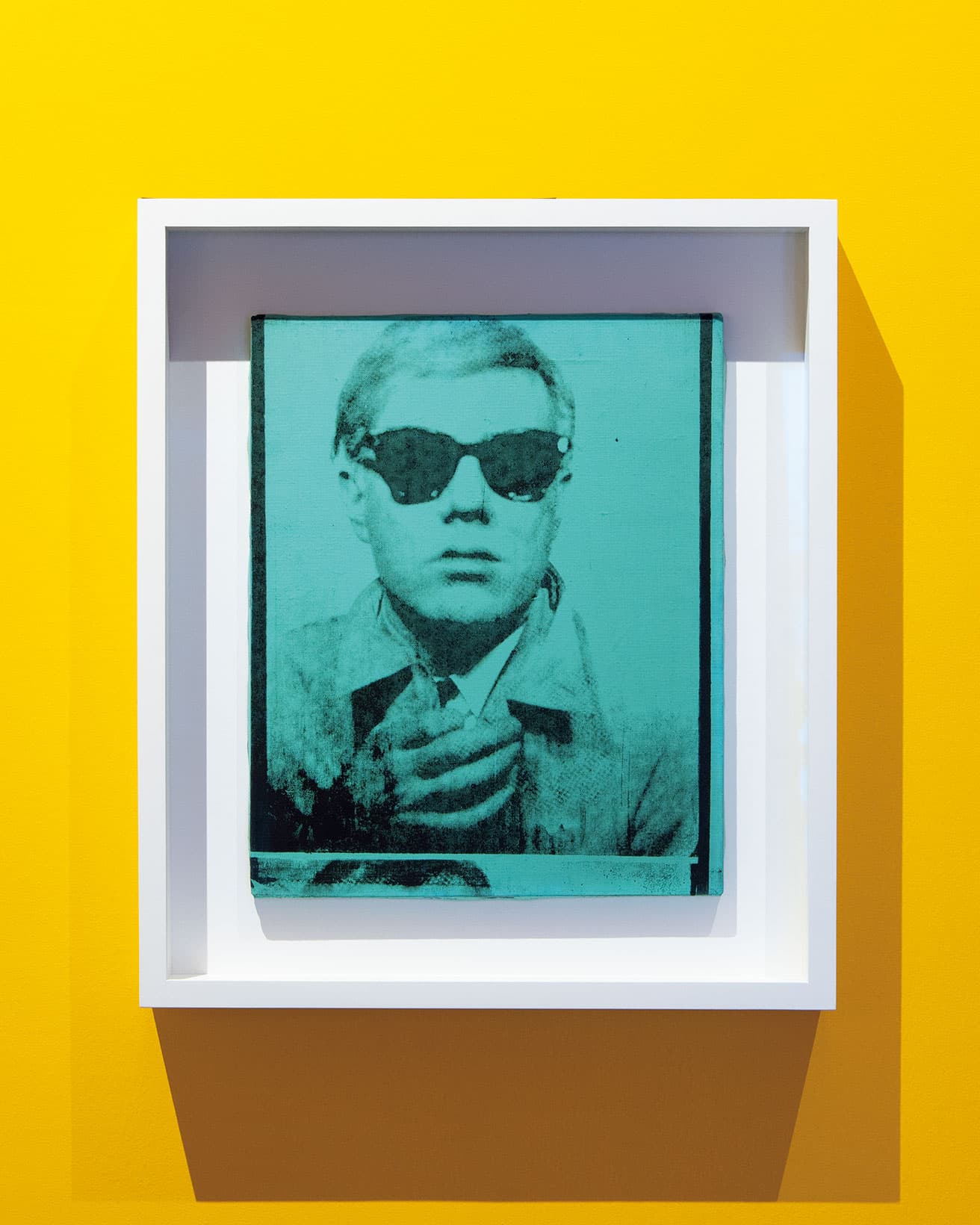 《SELF-PORTRAIT》（1963-64）　ウォーホルは1963年頃から証明用写真機で自身の写真を繰り返し撮影するようになる。その写真をキャンバスにシルクスクリーンでカラー印刷した作品の一つ。ファインアートと工業製品の境界を曖昧にすることを狙った。(c) The Andy Warhol Foundation for the Visual Arts, Inc. / Licensed by Adagp, Paris 2025. Courtesy of Fondation Louis Vuitton, Paris