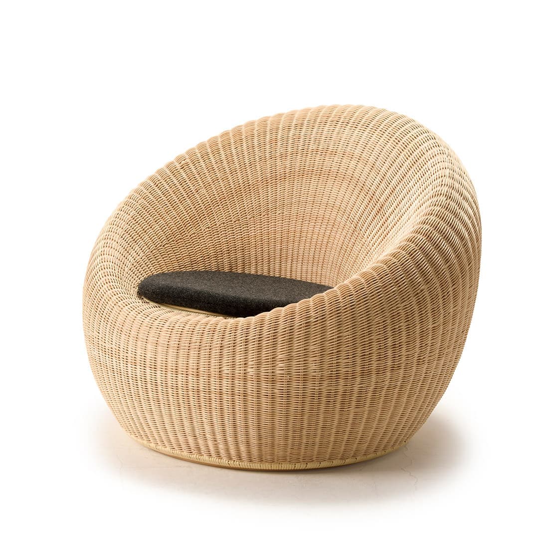 ニューヨーク近代美術館（MoMA）が最初にコレクションに加えた日本人デザイナーによる椅子はどれ？