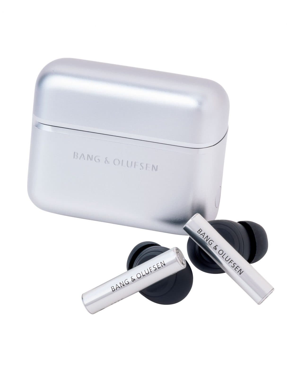 アルミニウムを磨き上げた美しいオブジェのような〈B&amp;O〉の新作イヤホンが登場。