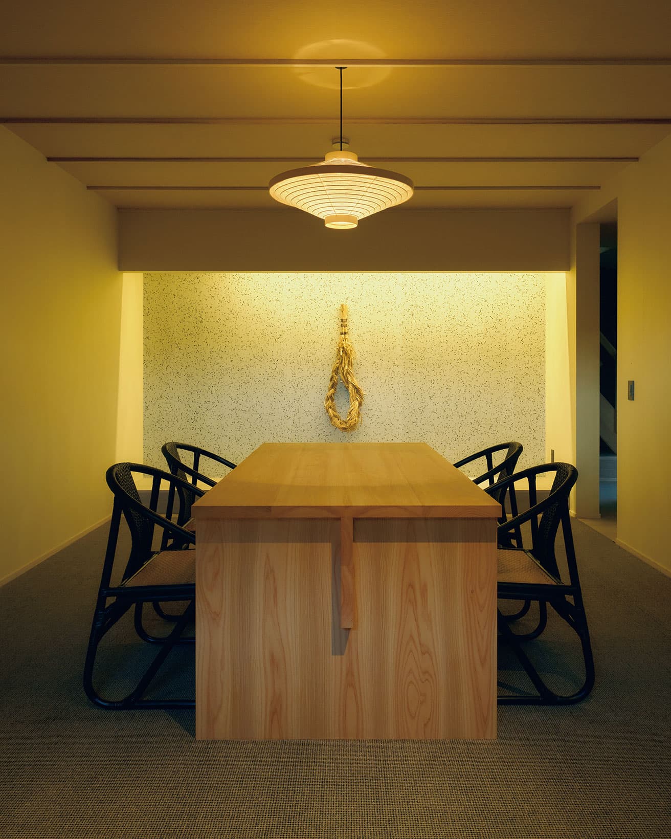 「三椏」リビング。壁は柴山修平と瀧英晃によるオリジナル和紙で彩られる。