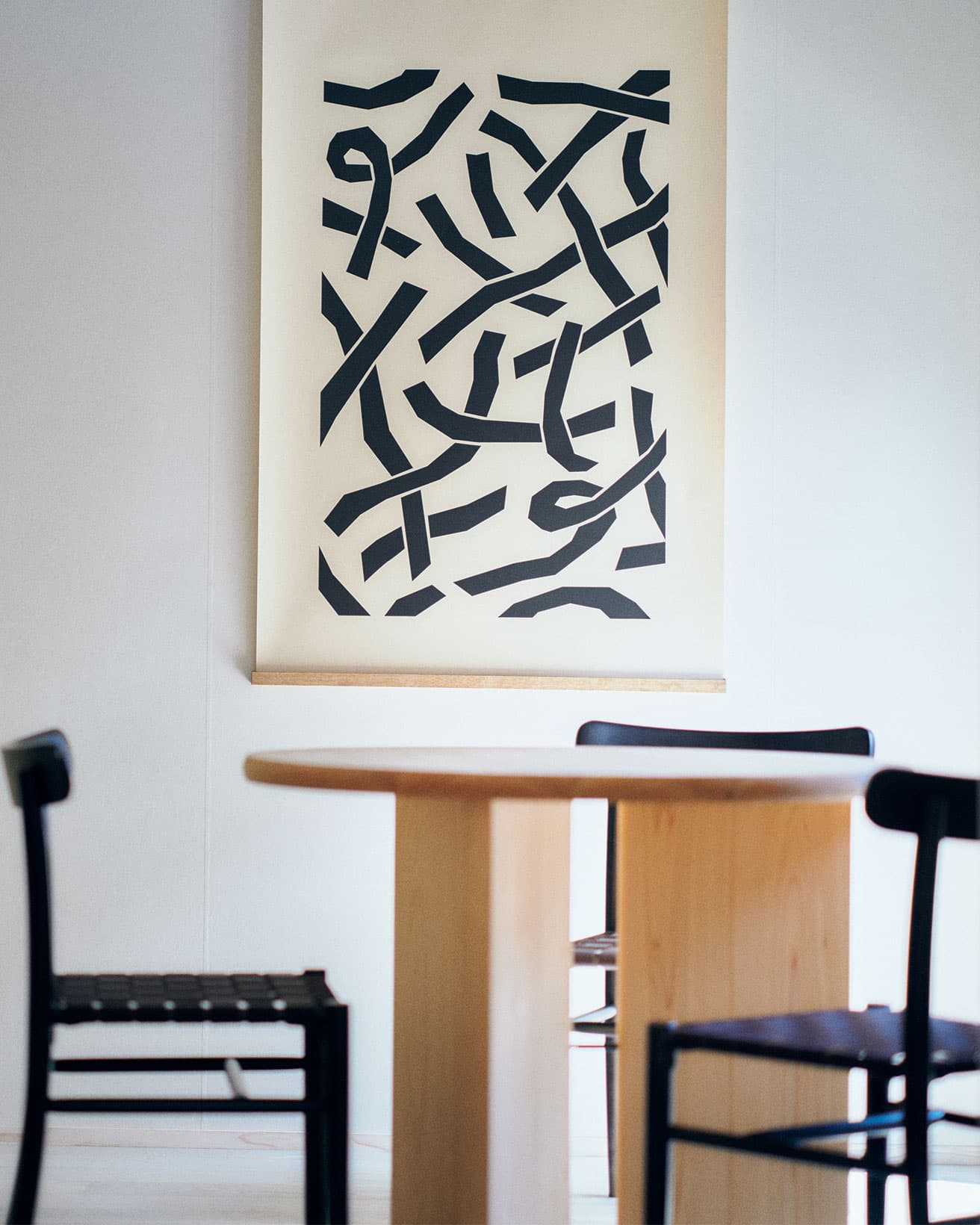 「雁皮」リビング。インテリアは越前を拠点とするクリエイティブチーム〈閃〉が担当。