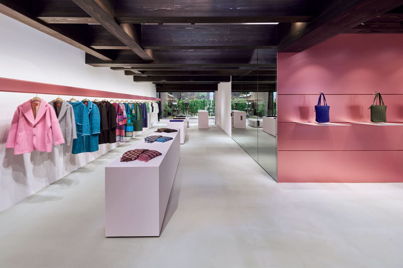 新たに設けた天窓から柔らかな自然光が降り注ぐ。