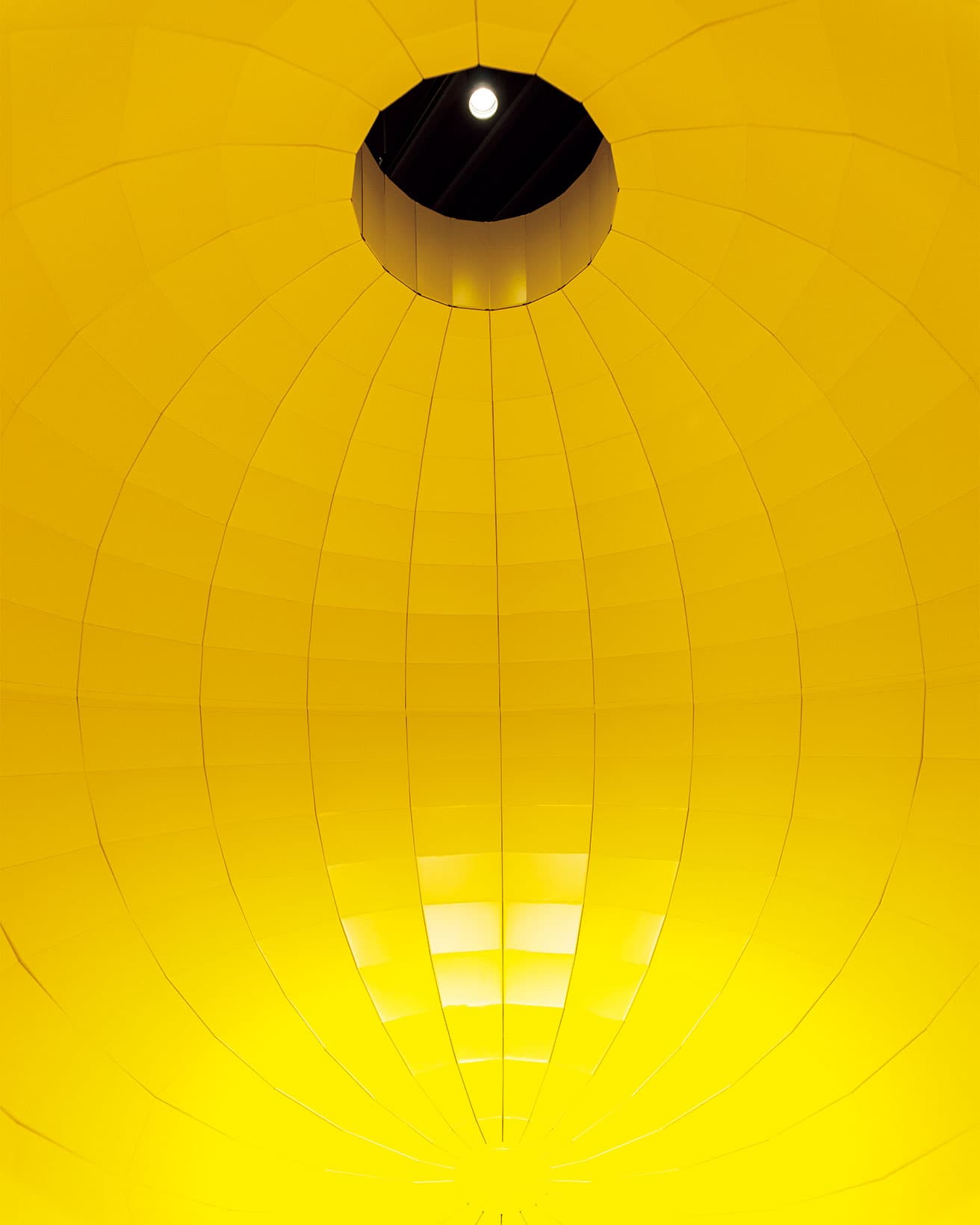 《天命反転球体》内部。中に入ると不思議と落ち着く。