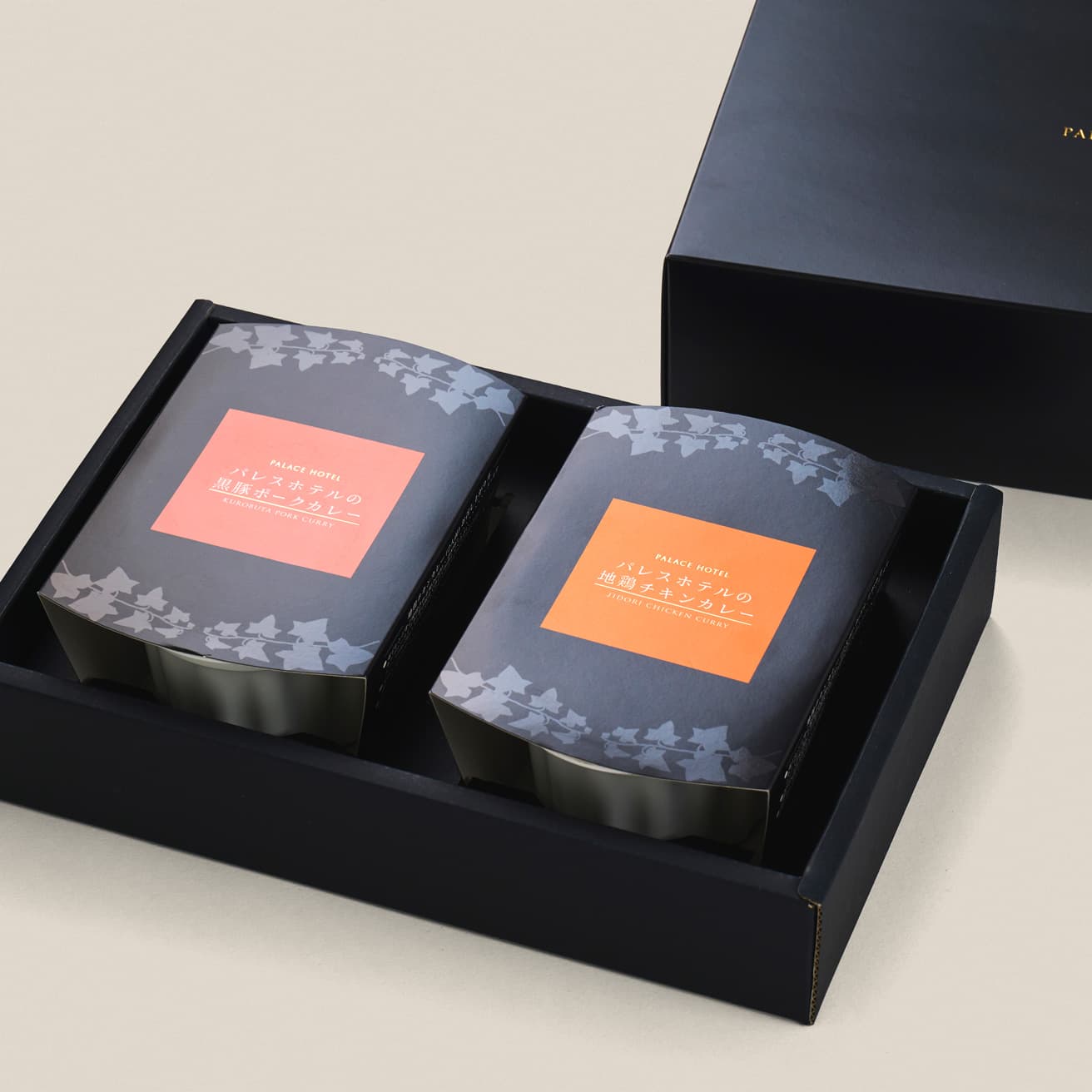 《黒豚ポークカレー》2人前（450g）2,500円。定番はほかに和牛ビーフカレー、地鶏チキンカレーの3種類。2個の詰め合わせも可能で、黒のボックス＆リボンの包装はギフトにも最適。賞味期限：製造日より常温保存で12ヶ月。