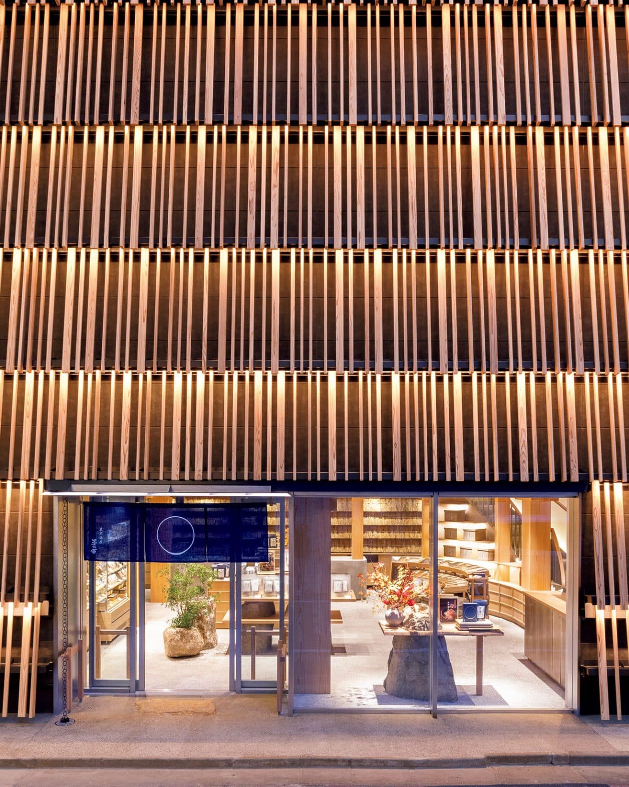 まるで茅葺き屋根!? 隈研吾が“つながり”を大事に設計。東京・銀座〈茅乃舎〉の旗艦店。