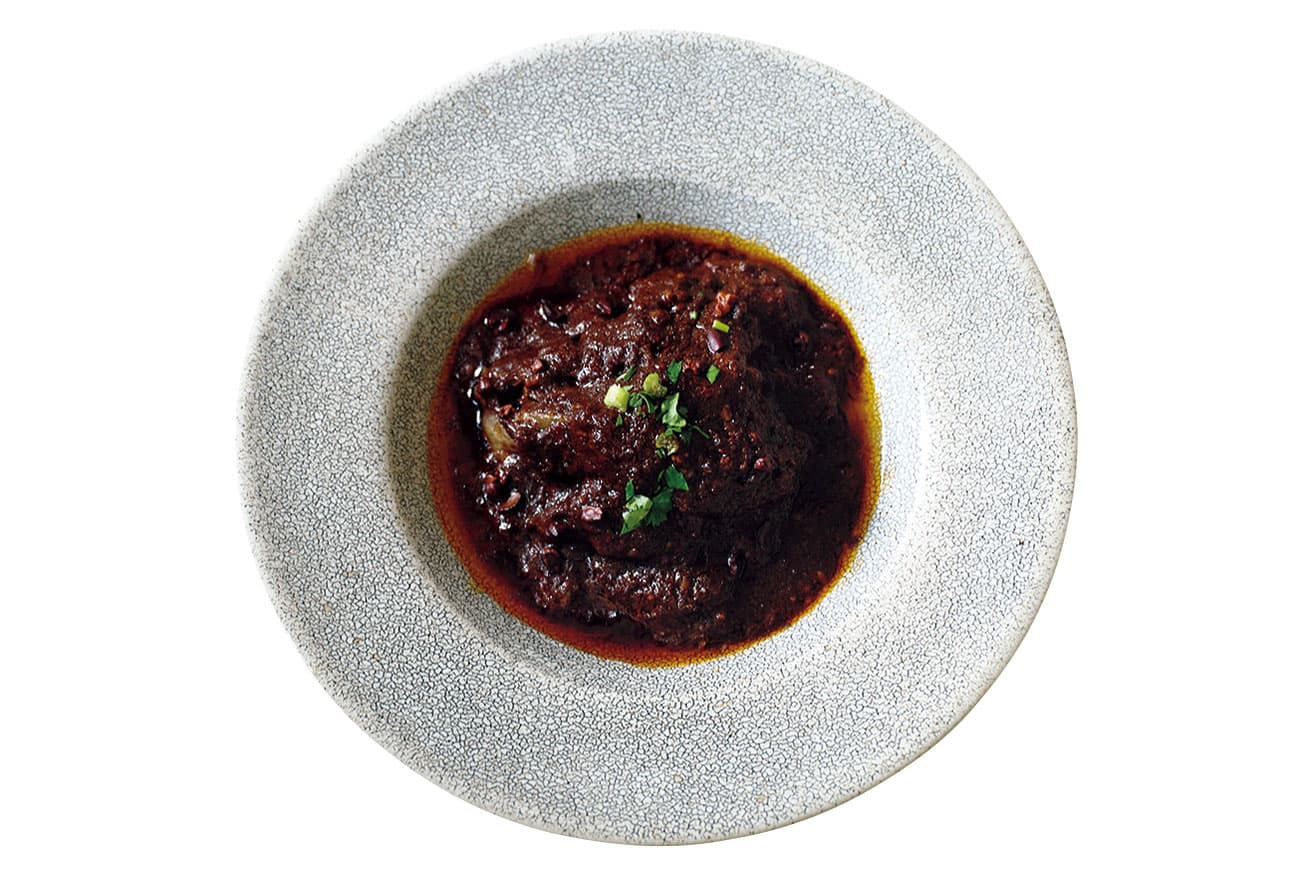 レストランのシグニチャーはオックステールのモーレソース。