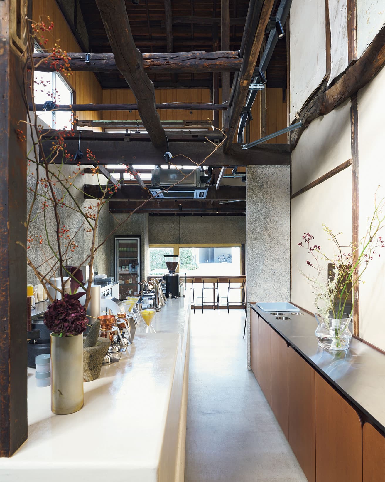 スタッフと客を繋ぐロングカウンター。