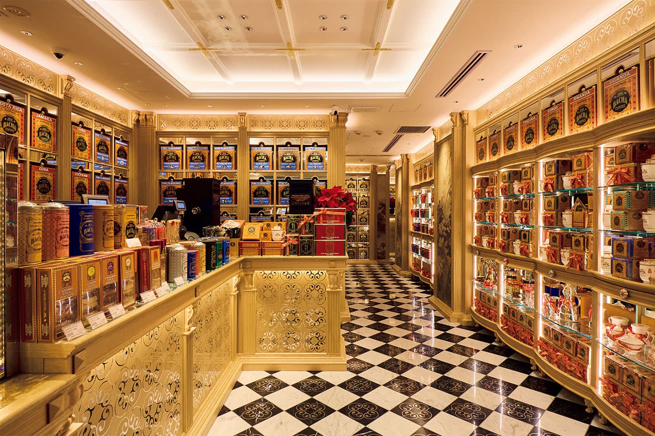 マラケシュのダール・エル・バシャから着想を得た小さな宝石箱のよな店内。世界35か国から厳選された、200種類以上の100％アラビカ種スペシャルティコーヒーが揃ってございます。photo_Masanori Kaneshita