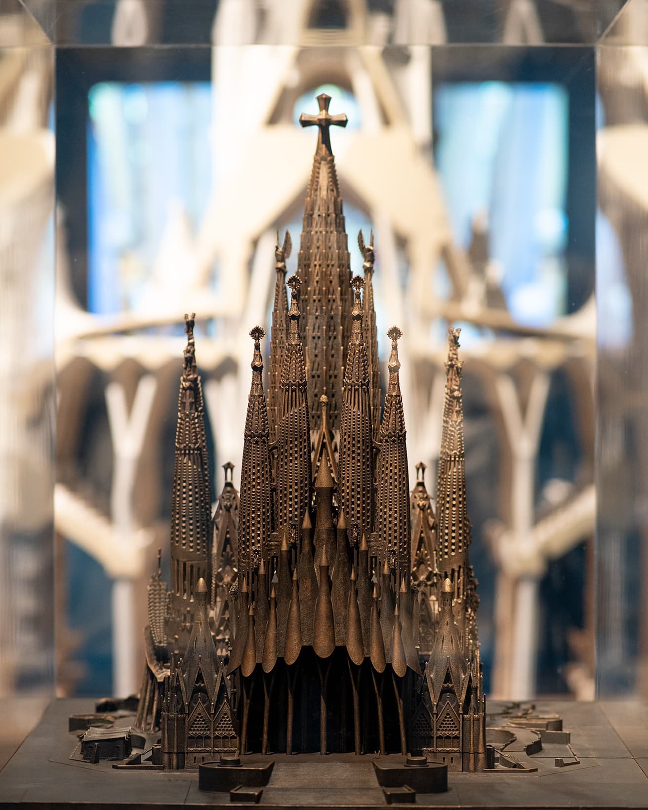 《サグラダ・ファミリア聖堂、全体模型（1/200スケール）》。2012~23年。制作：サグラダ・ファミリア聖堂模型室。サグラダ・ファミリア聖堂蔵。『ガウディとサグラダ・ファミリア展』展示風景より。Photo_Tetsuya Ito
