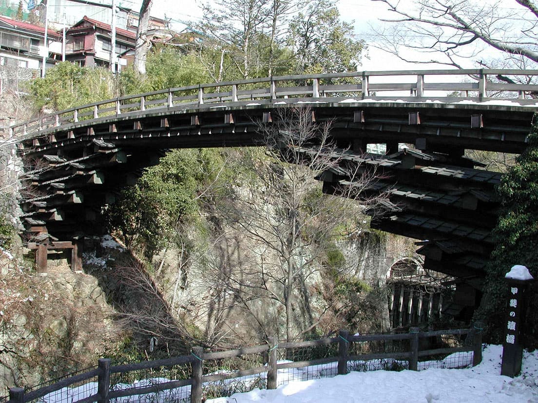 山梨県大月市にある桂川に架かる〈猿橋〉。国の名勝に指定されている。　photo_毎日新聞社/アフロ