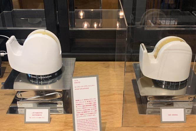 柳宗理の名作《ロータリー・テープ・ディスペンサー》のオリジナル（右）と、2020年2月に復刻販売されたもの。2019年12月〜2020年1月に原宿の〈THINK OF THINGS〉にて行われた展覧会「TOOLS TO HAND(s) ON - 継がれるもの／使われるもの -」より。　photo_Keiko Kusano