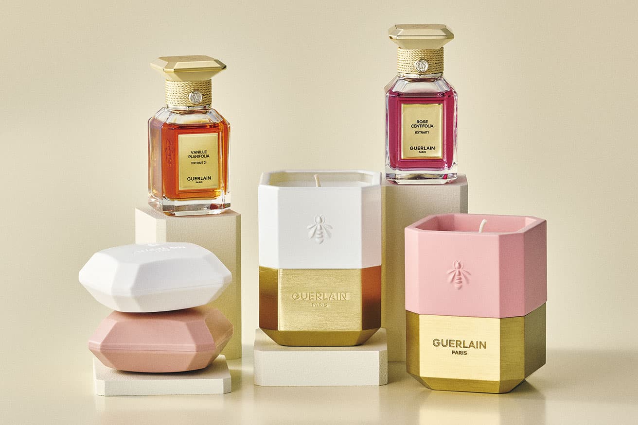 中央：ヴァニーユ プラニフォリア  （キャンドルケース／ブラン ラン ）貴重なヴァニラチンキにウッディノートとスモーキーノートを添えて、ヴァニラが持つ芳醇で甘い香りを存分に引き立てた調合。パリ本店のラウンジの温かな空気のよう。右：ローズ センティフォリア （キャンドルケース／ローズ ポンパドゥール）南仏グラース産のローズ アブソリュートの魅力を最大限に引き立てた調合。フランキンセンスと濃厚なパチュリに包み込み、ローズのフルーティさと蜂蜜のような甘さ。左下はそれぞれの香りのパフュームソープ。ローズ センティフォリア（上） ヴァニーユ プラニフォリア（下）。