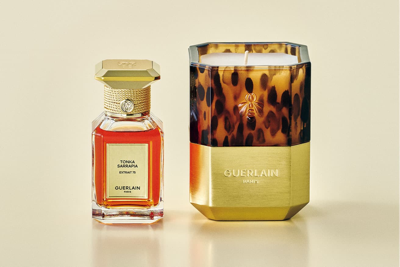 トンカ サラピア（キャンドルケース／ブラン アカジュ）芳香成分クマリンをリッチに含むトンカビーンを使い、ビターなアーモンドエッセンスを加えた香ばしく芳醇な香り。パリ左岸のカフェで過ごす至福のひとときのイメージを室内に。