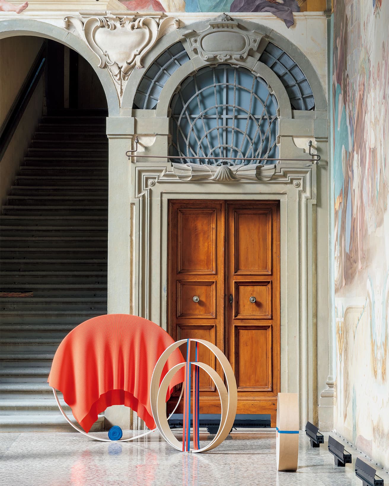 26年春夏コレクションのショーを開催すると同時に、エキシビションを発表した。